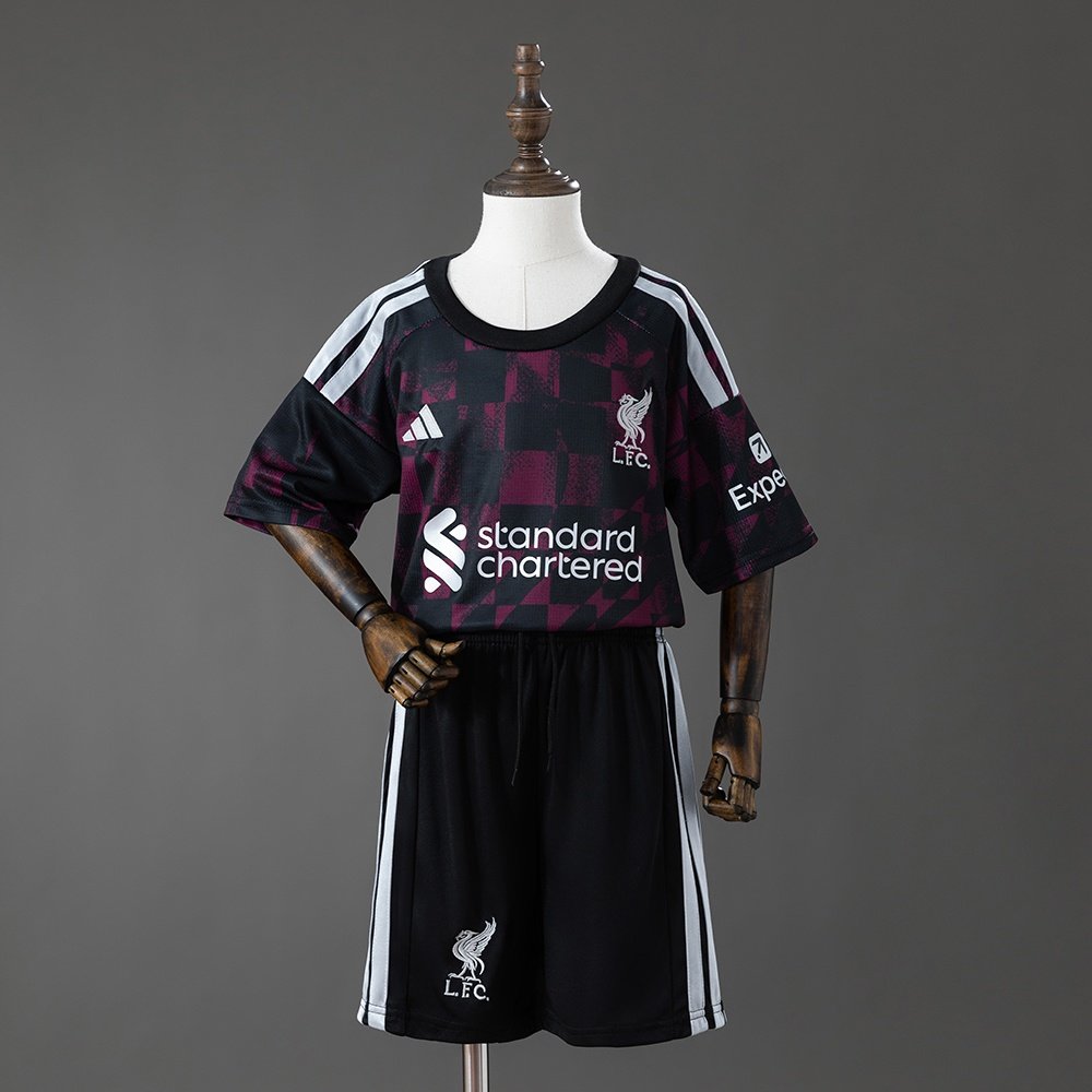 Liverpool tredjedrakt for barn 2026/27 med svart drakt og matchende shorts