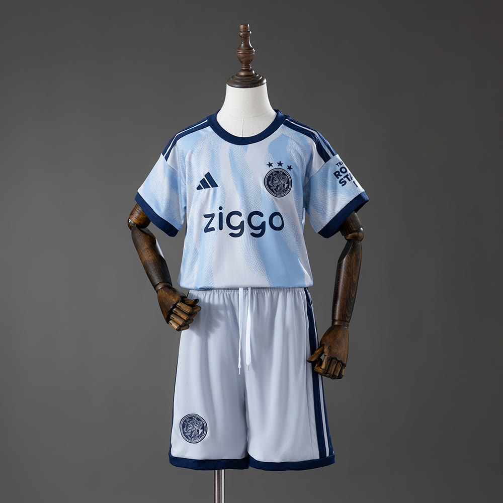 Lyseblått Ajax draktsett 26/27 for barn med kortermet overdel og hvit shorts