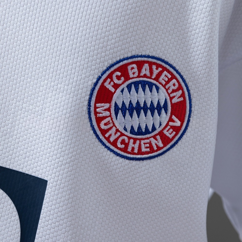 Marineblå krage med røde og hvite kanter og matchende Bayern Munich-shorts for barn