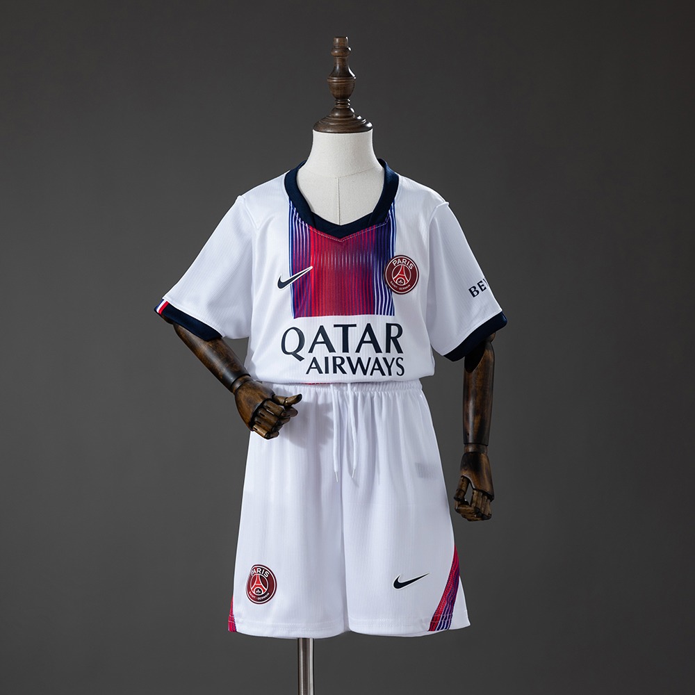 Hvit PSG bortedrakt barn 26/27 med drakt og matchende shorts