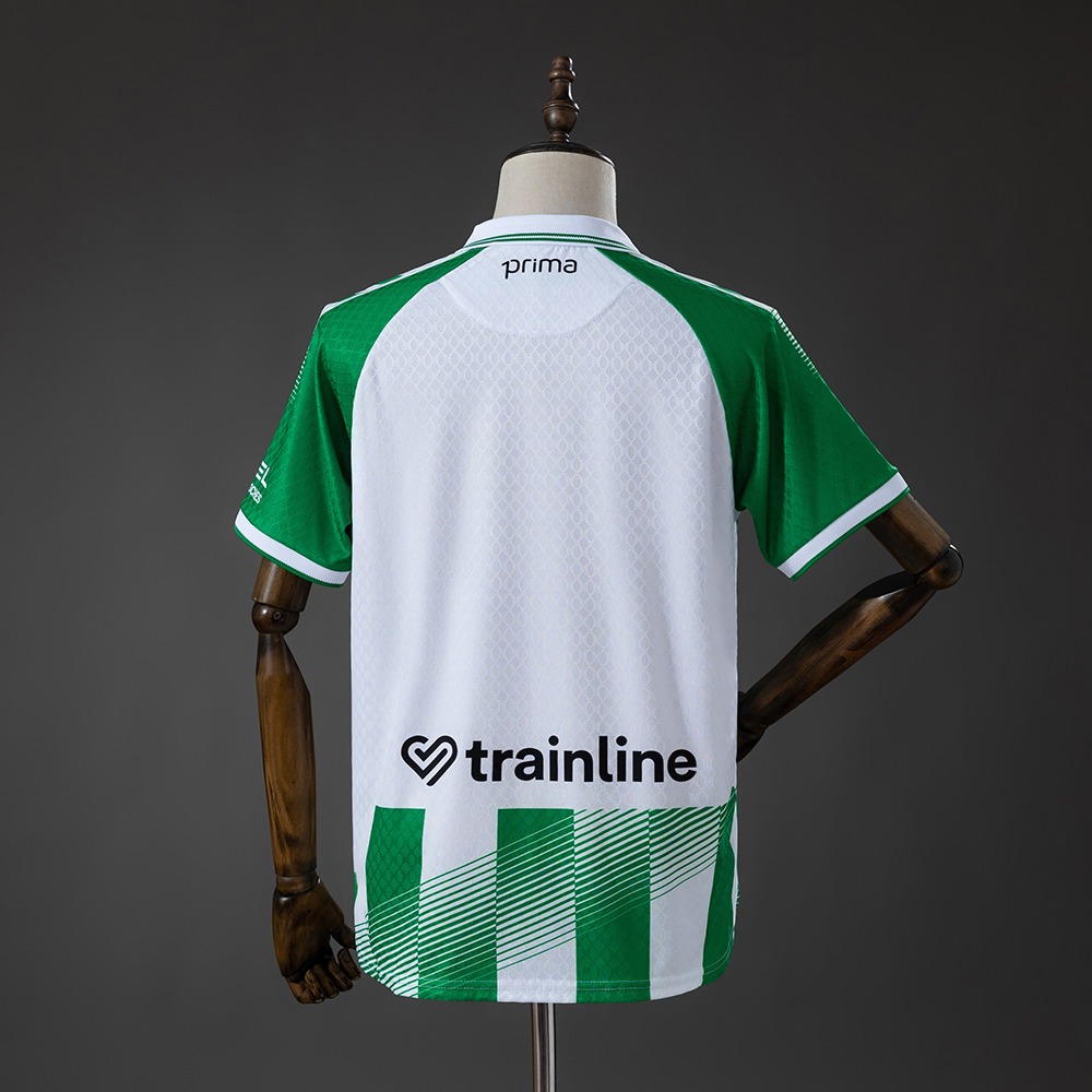 Real Betis 2026/27 grønn og hvit hjemmedrakt med polokrage og diagonalt mønster