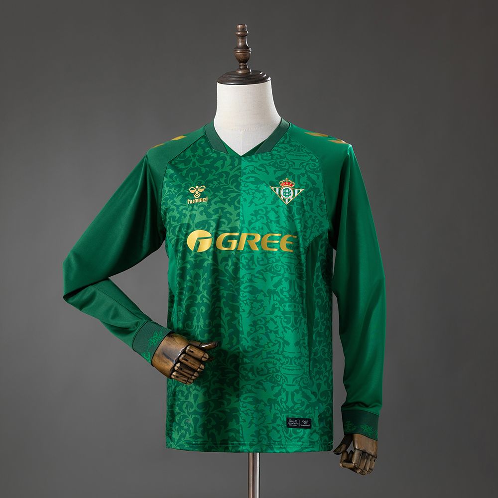 Grønn Real Betis bortedrakt 26/27 på utstillingsdukke, med ornamentmønster over fronten, gulldetaljer og lange ermer