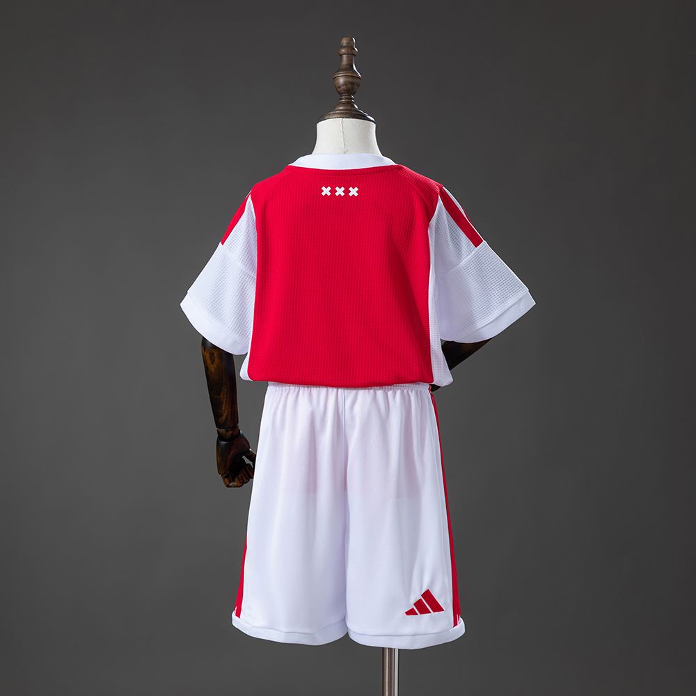 Baksiden av Ajax hjemmedrakt sett 26/27 for barn med tre Amsterdam-kryss under nakken