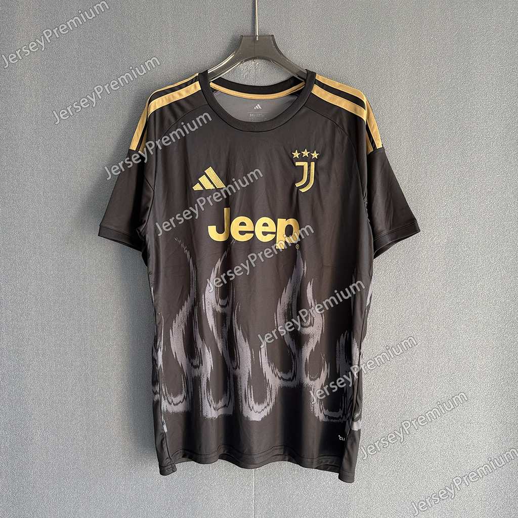 Svart Juventus tredjedrakt 26/27 med gulldetaljer og mørkt flammemønster foran