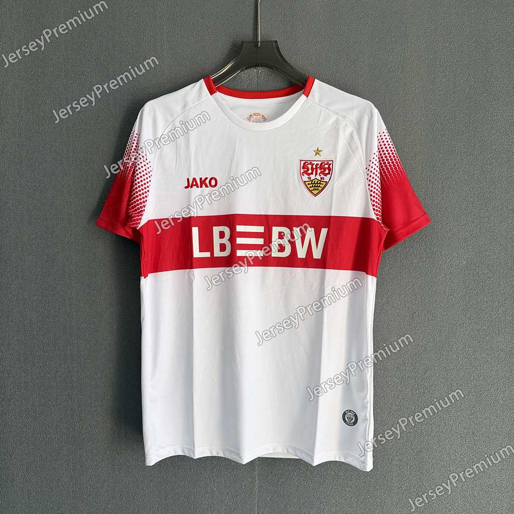 Hvit VfB Stuttgart hjemmedrakt 26/27 med rød bryststripe og røde ermer