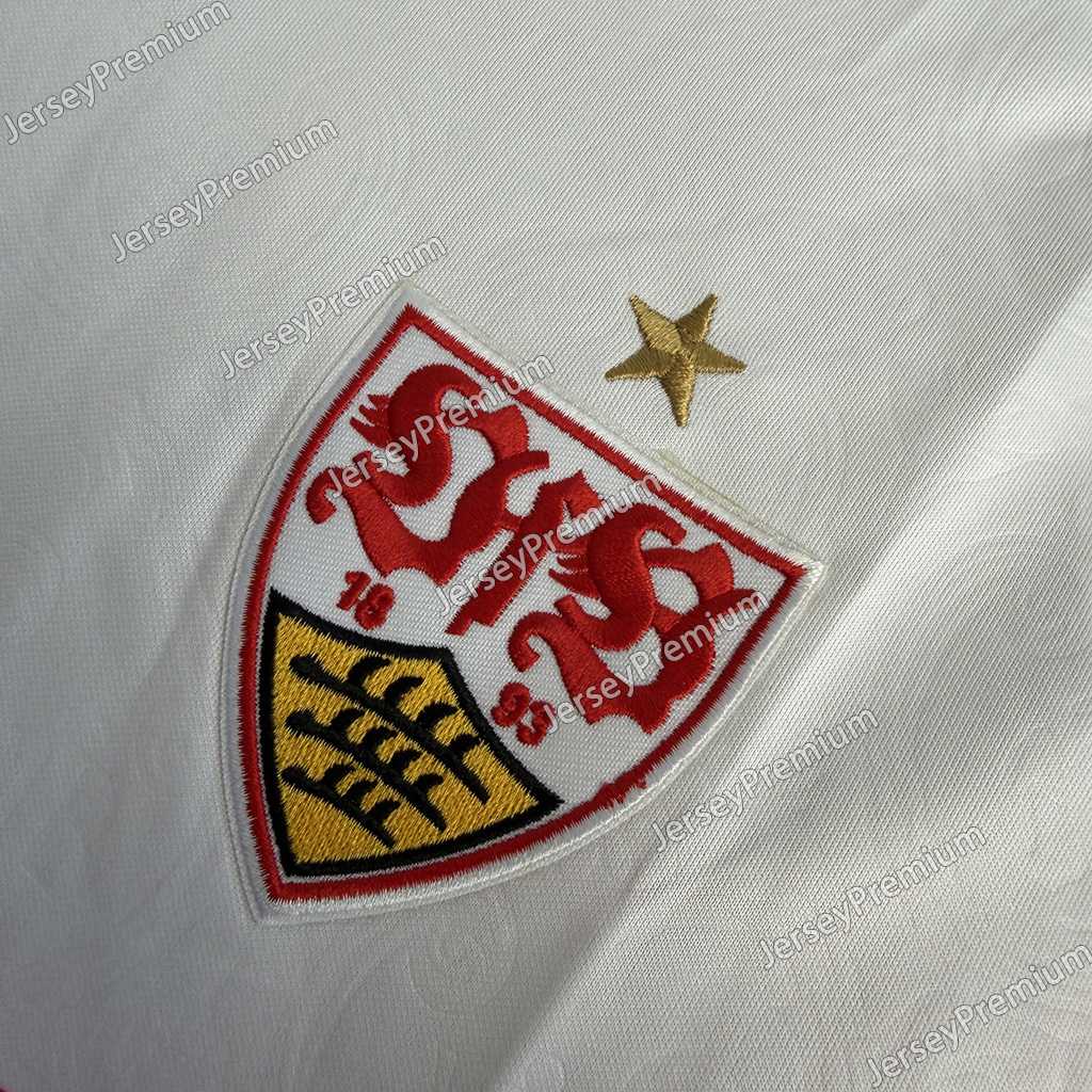 Nærbilde av VfB Stuttgart-merket med gullfarget mesterskapsstjerne