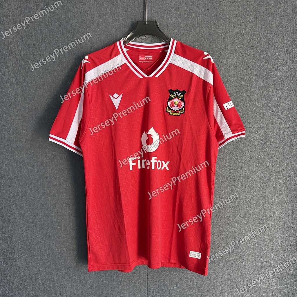 Rød Wrexham AFC hjemmedrakt 26/27 med hvit V-hals og preget Kop-mønster