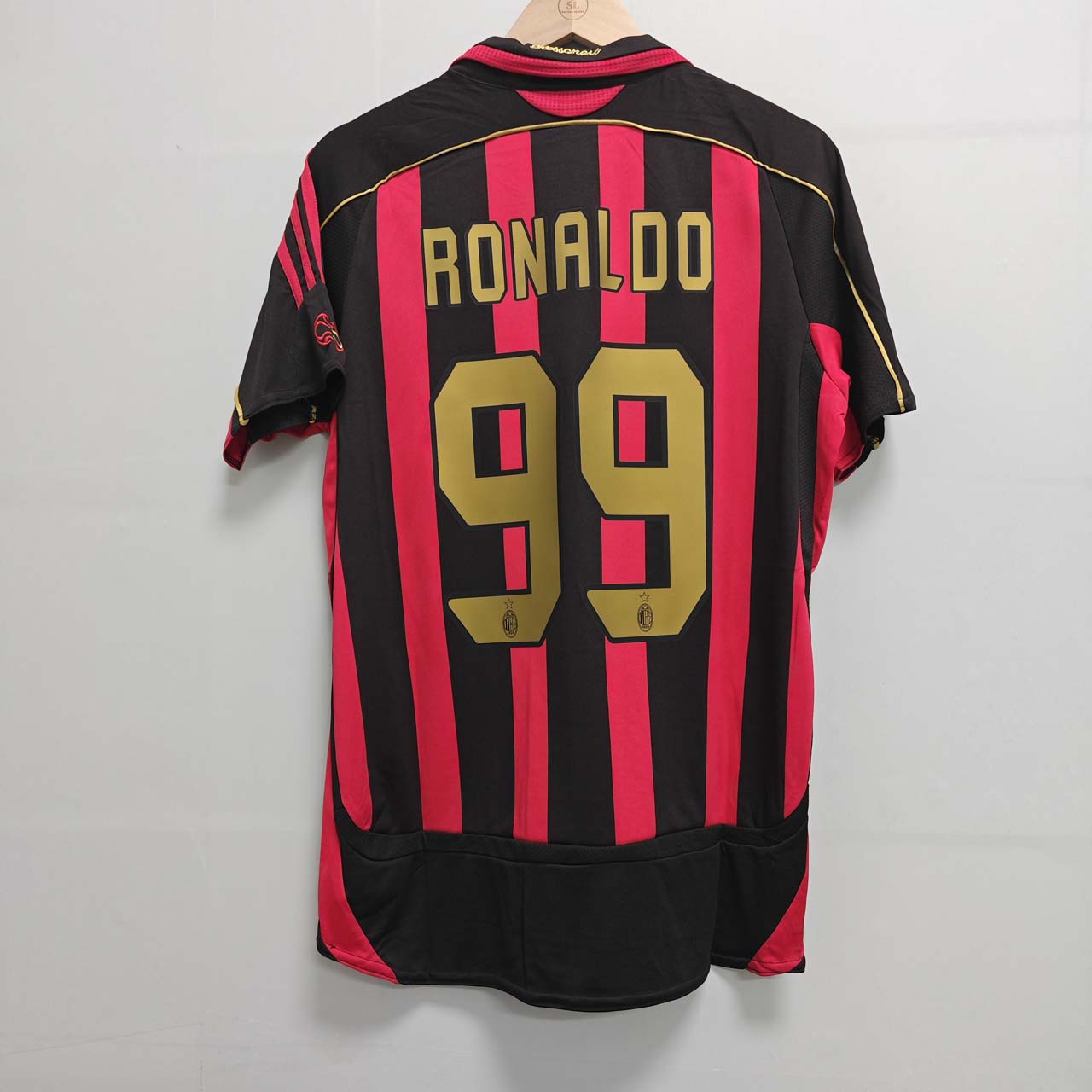 AC Milan 2006/07 retro hjemmedrakt med gyllent RONALDO 99-trykk på ryggen
