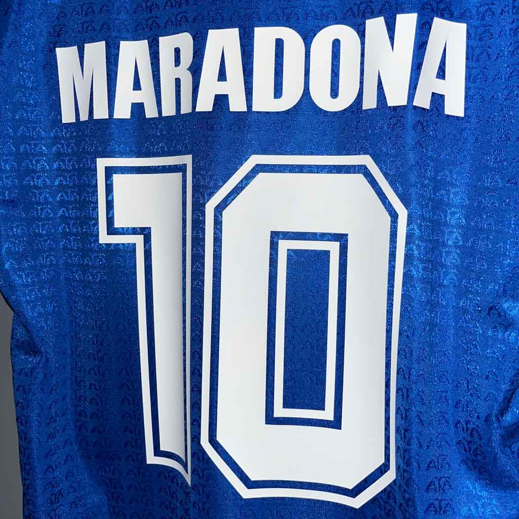 Nærbilde av MARADONA-navnet og nummer 10 på Argentina 1994 bortedrakt