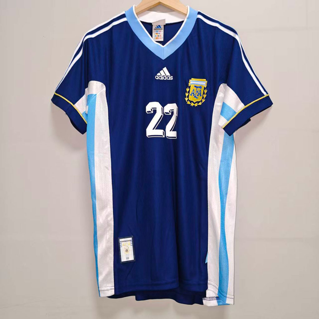 Argentina 1998 retro bortedrakt til herre med nummer 22 og lyseblå og hvite sidepaneler
