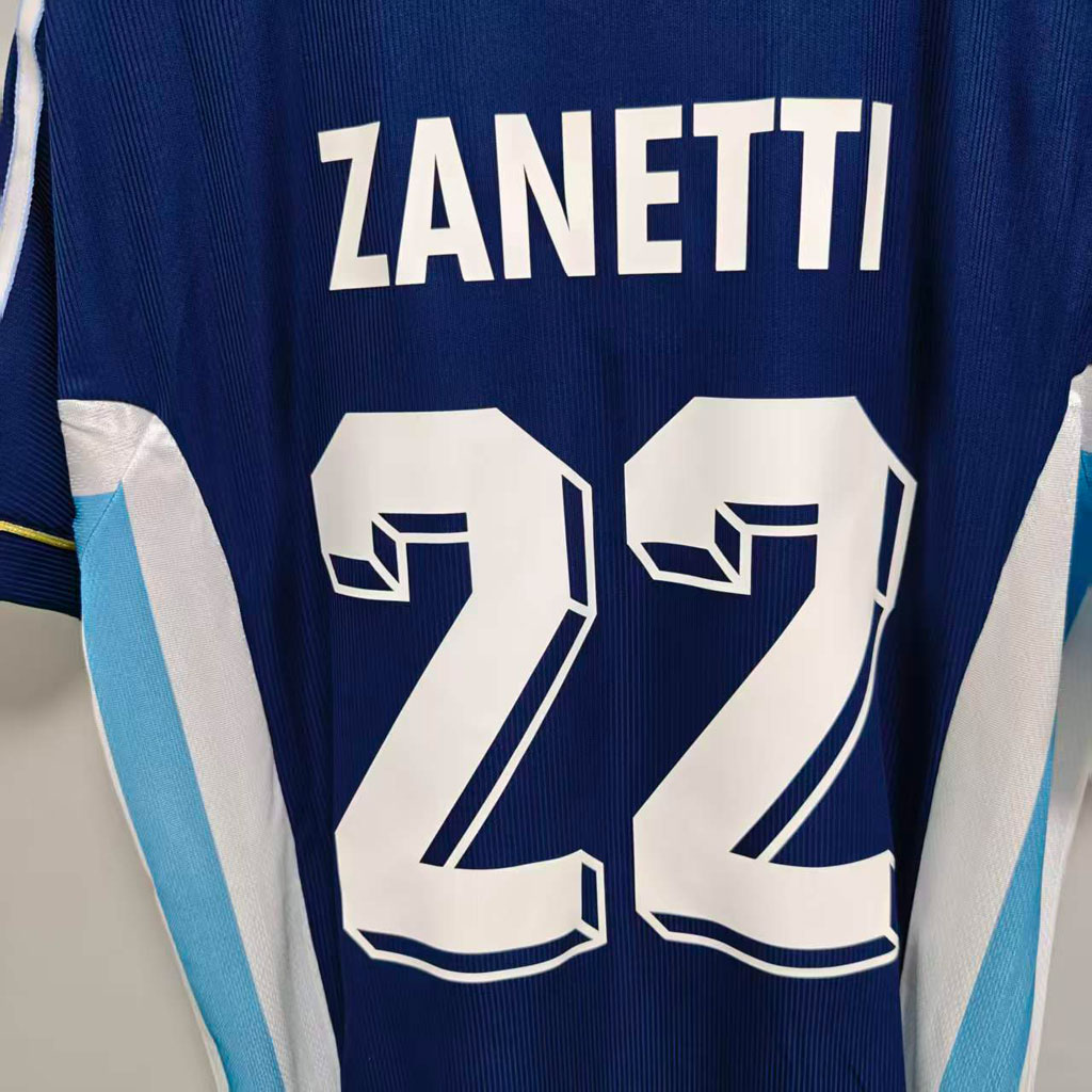 Nærbilde av ZANETTI-navn og hvitt nummer 22 på Argentina 1998 retrodrakt