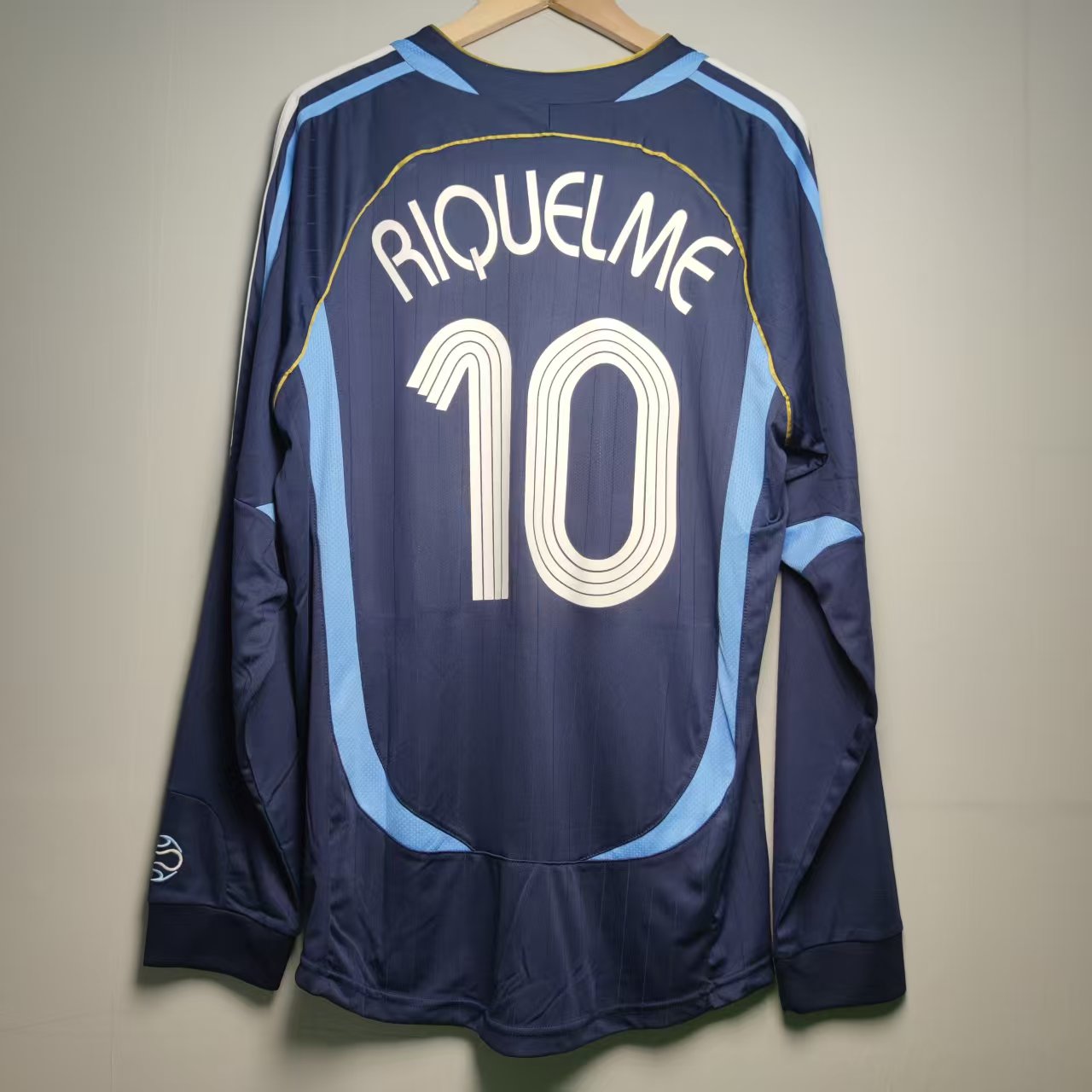 Langermet Argentina 2006 retro bortedrakt med hvitt RIQUELME 10-trykk på ryggen