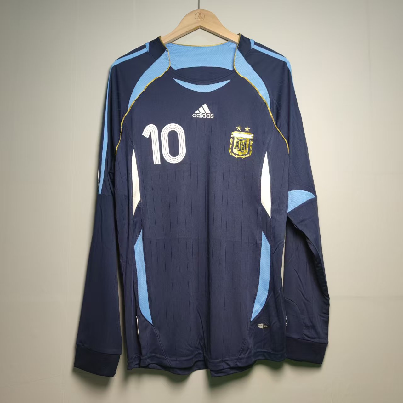 Mørkeblå Argentina 2006 langermet retro bortedrakt med nummer 10 og lyseblå og hvite detaljer