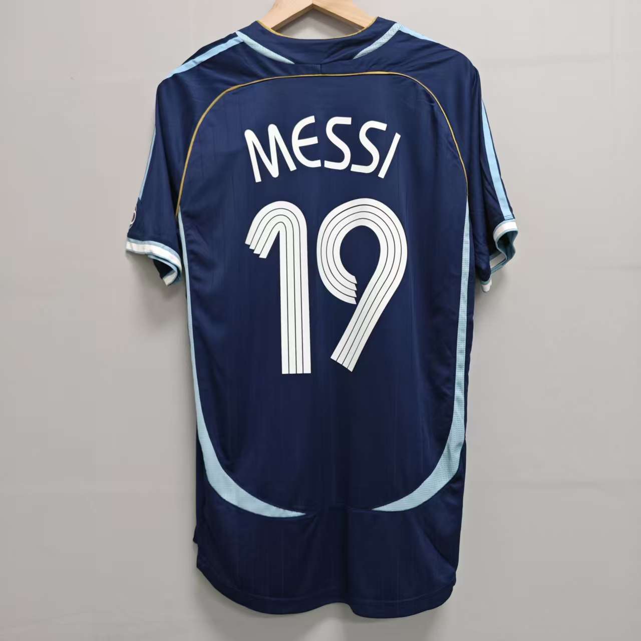 Mørkeblå Argentina 2006 retro bortedrakt med hvitt MESSI 19-trykk på ryggen