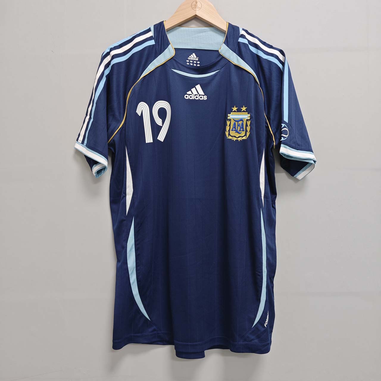 Argentina 2006 retro bortedrakt til herre med nummer 19 og lyseblå og hvite detaljer