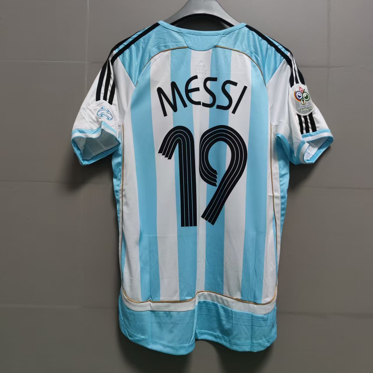 Argentina 2006 retro hjemmedrakt med svart MESSI 19-trykk på ryggen