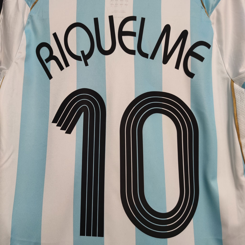 Nærbilde av svart RIQUELME-navn og nummer 10 på Argentina 2006 retrodrakt