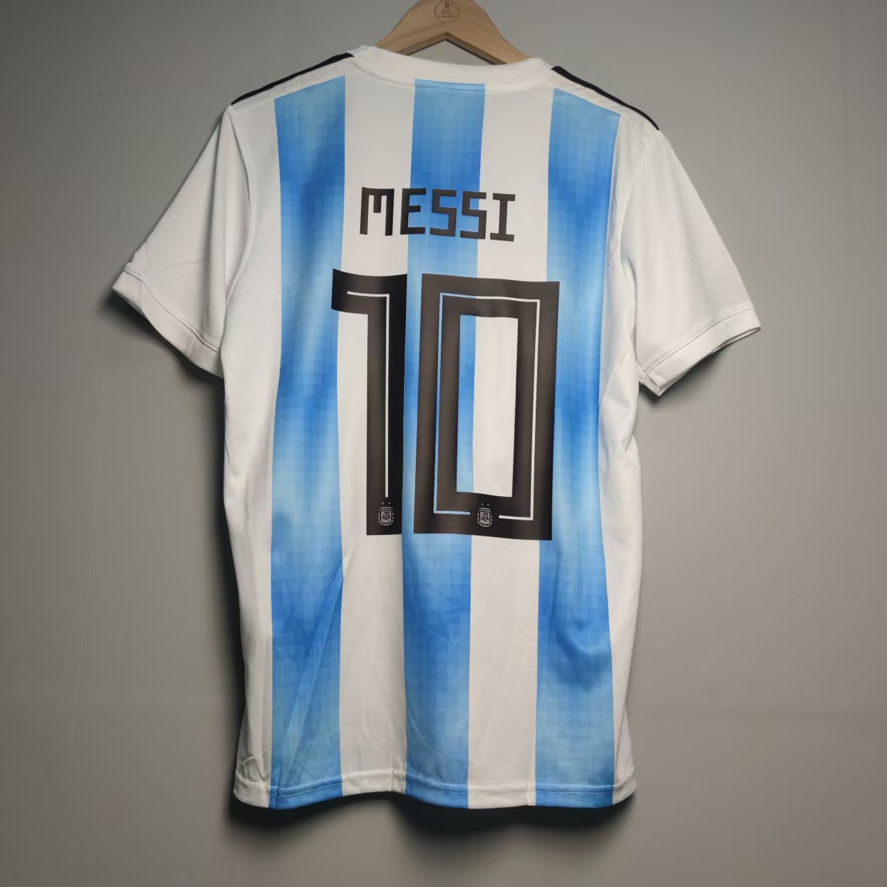 Argentina 2018 retro hjemmedrakt med svart MESSI 10-trykk på ryggen
