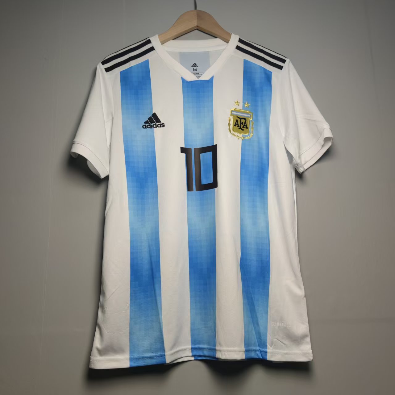 Argentina 2018 retro hjemmedrakt til herre med lyseblå og hvite striper og nummer 10 foran