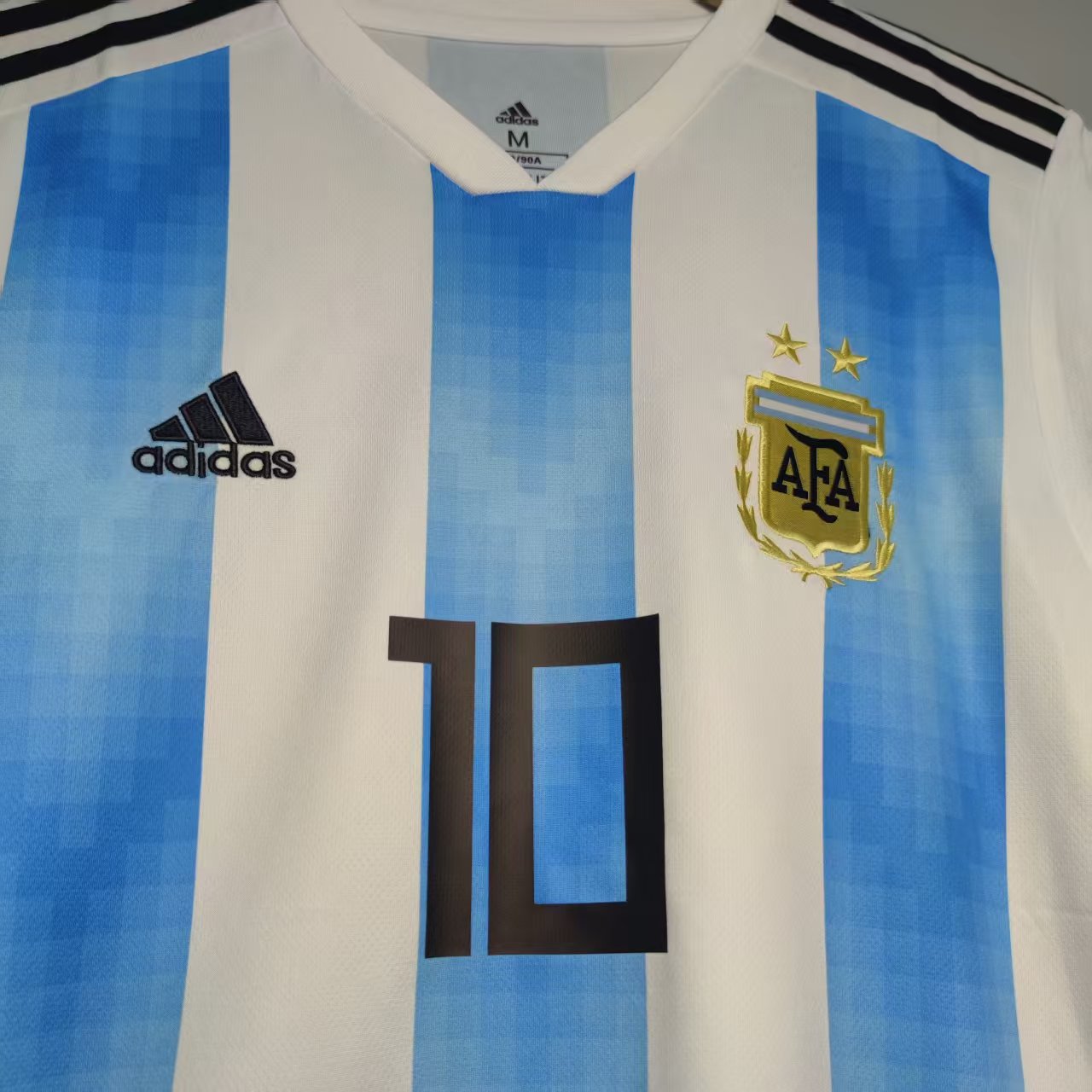 argentina-2018-retro-hjemmedrakt-messi-10-bryst-detalj