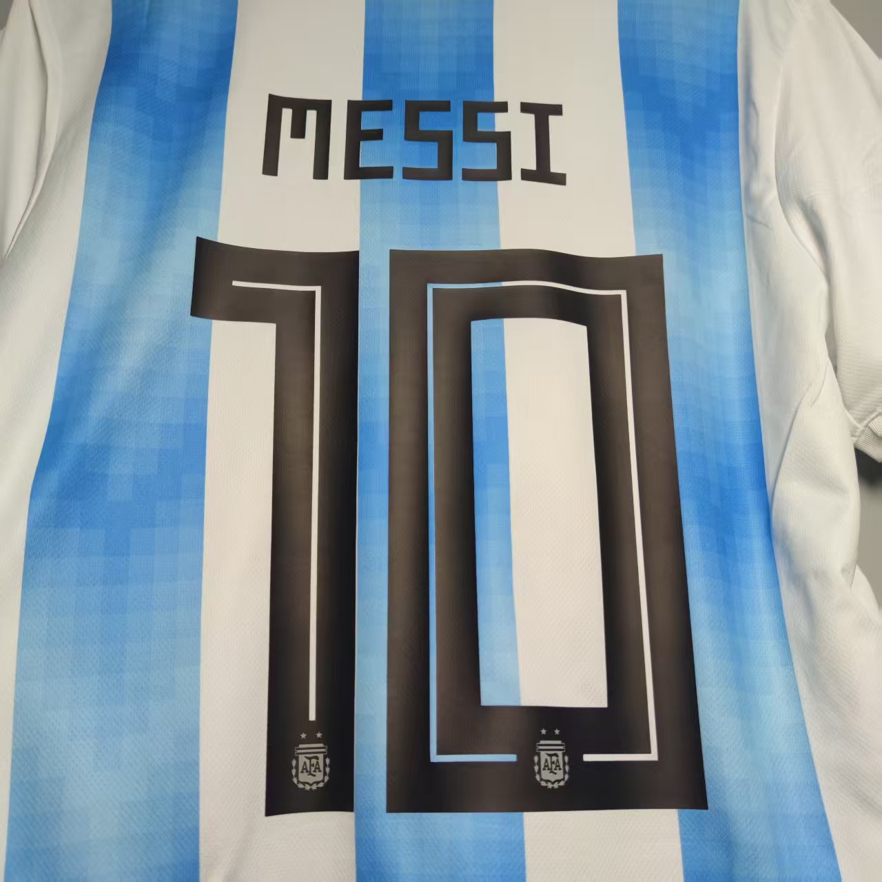 Detalj av svart MESSI-navn og nummer 10 på Argentina 2018 retrodrakt