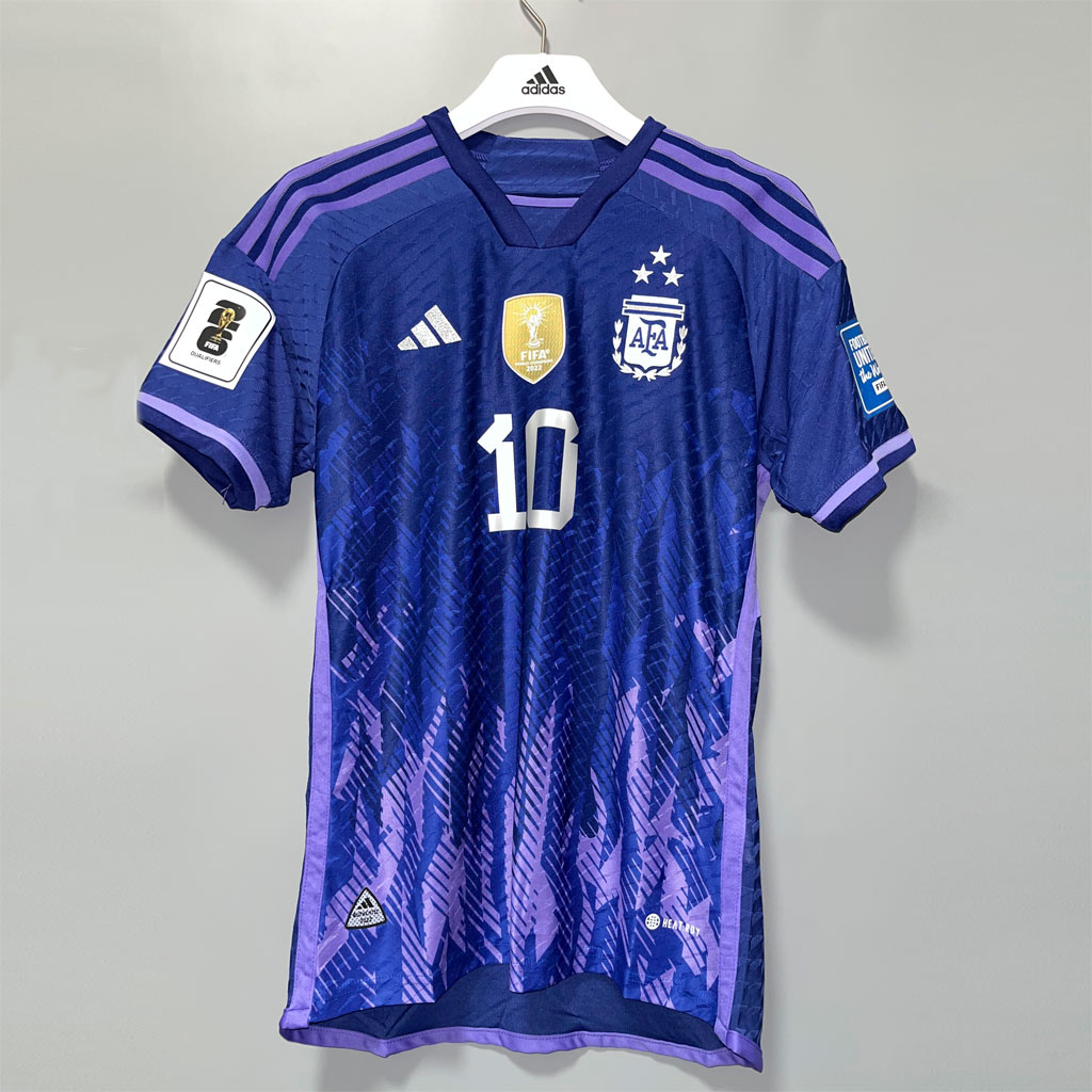 Argentina 2022 lilla retro bortedrakt med nummer 10, tre stjerner og gyllent mestermerke