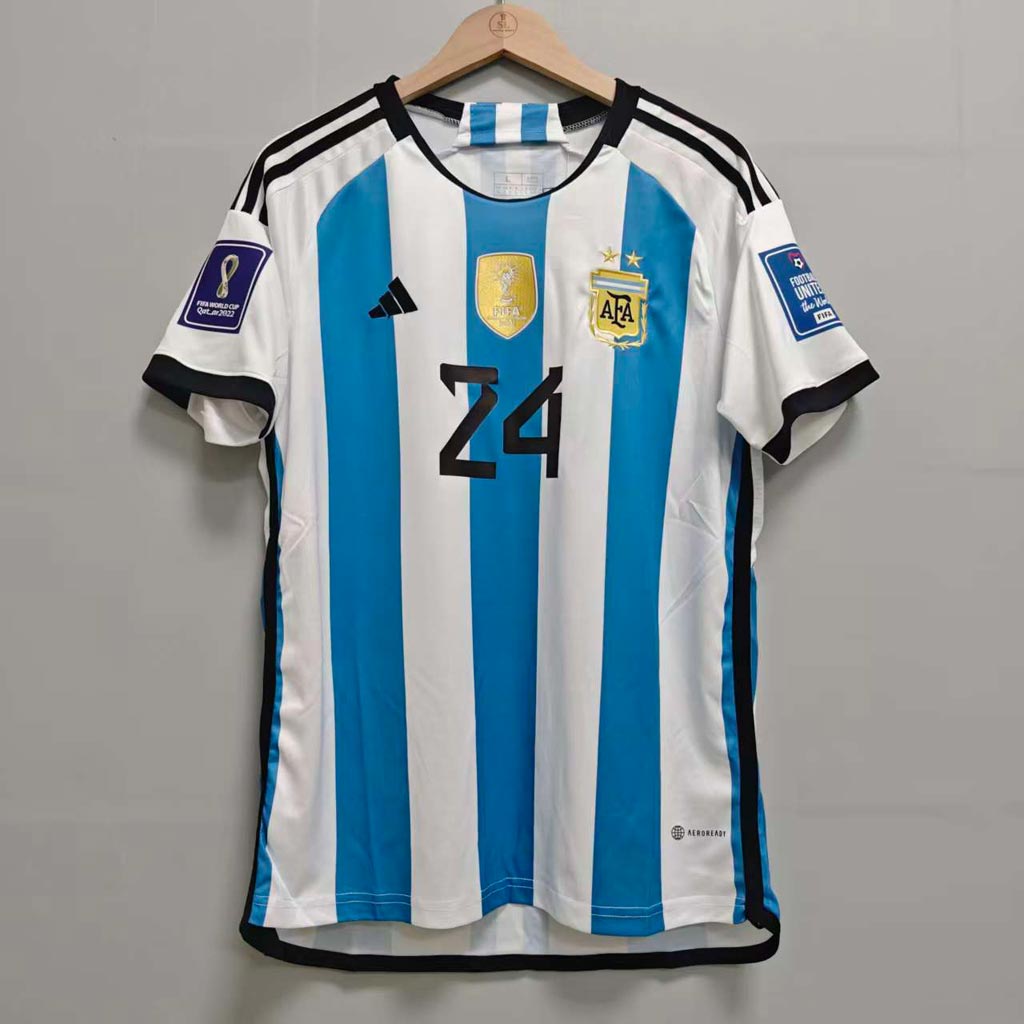 Argentina VM 2022 retrodrakt til herre med lyseblå og hvite striper og nummer 24 foran