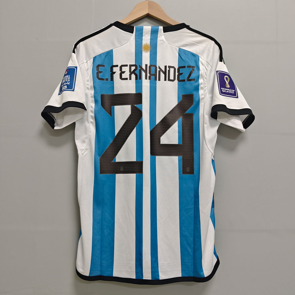 Argentina retrodrakt fra VM 2022 med svart E. FERNANDEZ 24-trykk på ryggen