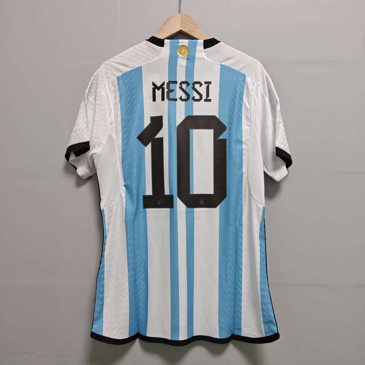 Argentina VM 2022 retrodrakt med svart MESSI 10-trykk og lyseblå og hvite striper på ryggen