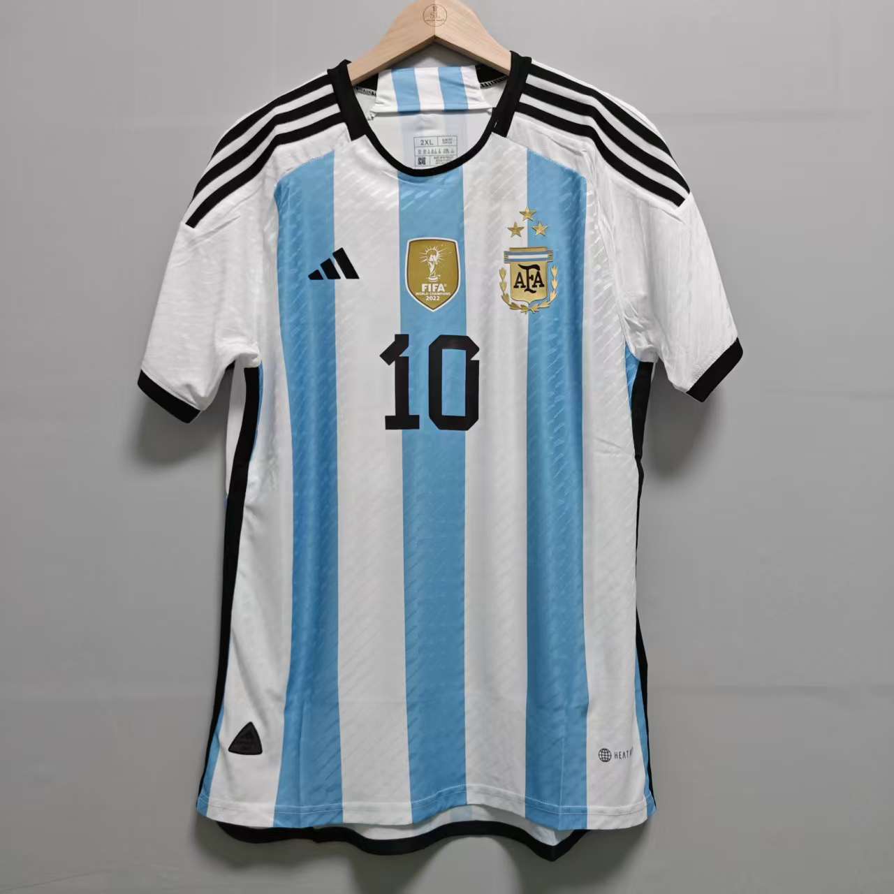 Argentina VM 2022 retrodrakt til herre med nummer 10 foran og gullfarget merke på brystet