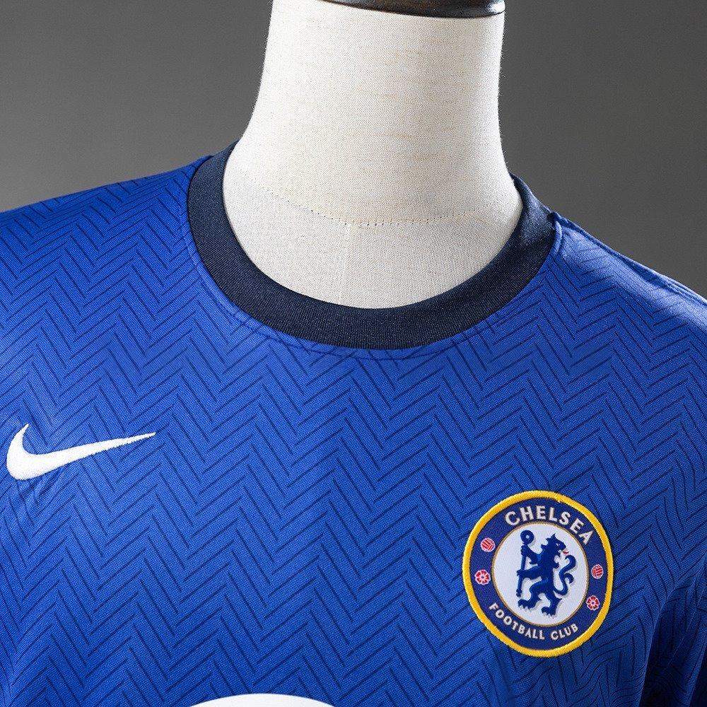 Nærbilde av Chelsea hjemmedrakt 20/21 med fiskebeinsmønster mørkeblå krage og klubbmerke