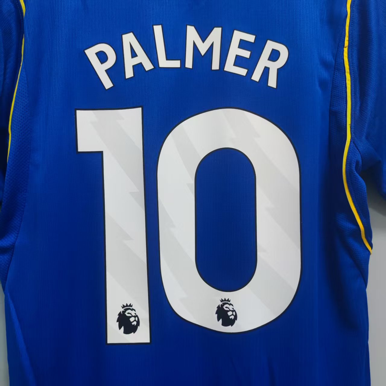 Nærbilde av hvitt PALMER 10-trykk på blå Chelsea drakt 26/27