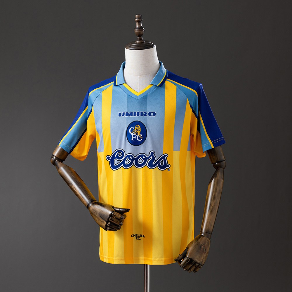 Gul Chelsea bortedrakt 1996/97 med lyseblå brystpaneler og polokrage sett forfra