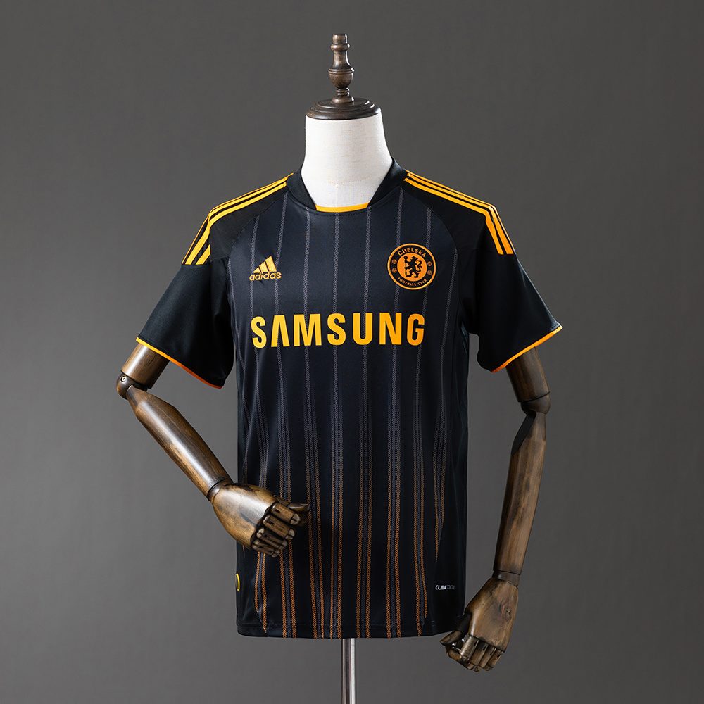 Svart Chelsea bortedrakt 2010/11 med oransjegule detaljer sett forfra