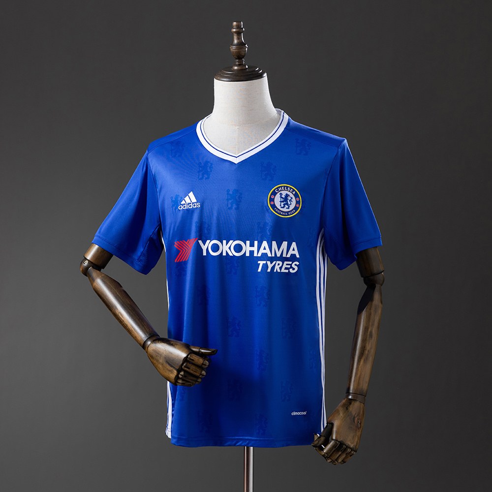 Blå Chelsea hjemmedrakt 2016/17 med hvit V-hals og tonalt løvemønster sett forfra