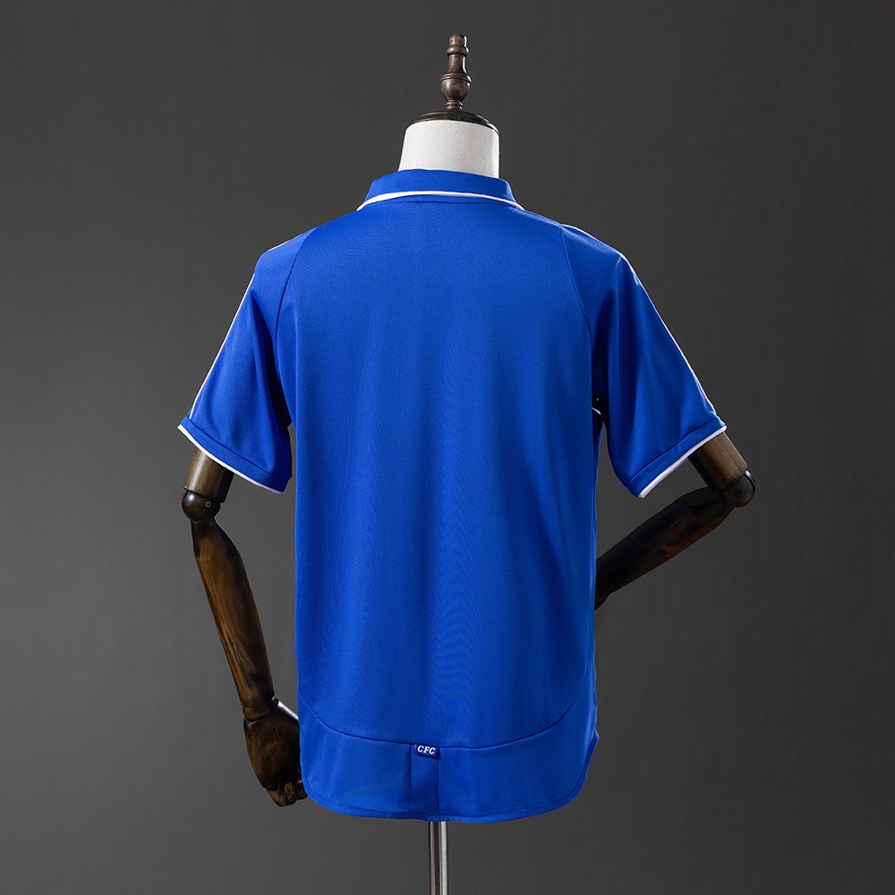 Baksiden av blå Chelsea retrodrakt 2001–03 uten fast spillernavn og nummer