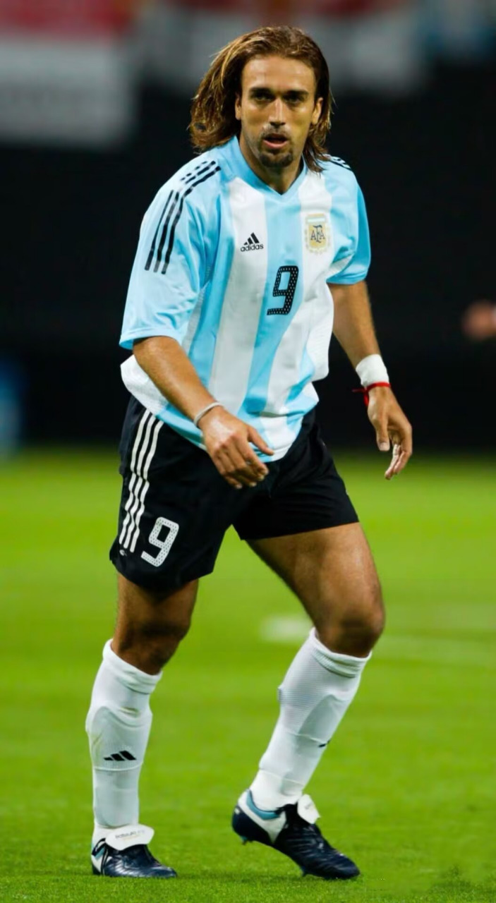 Gabriel Batistuta i Argentinas lyseblå og hvite hjemmedrakt med nummer 9
