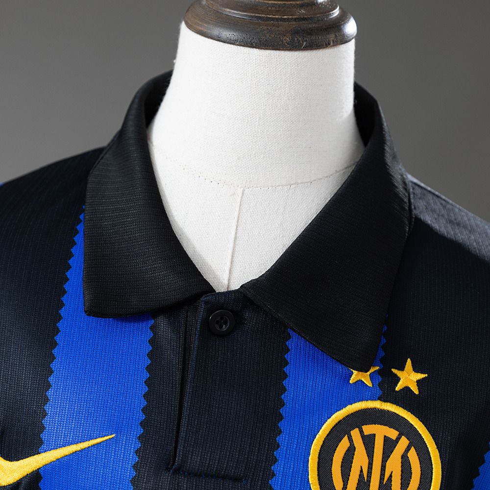 Svart polokrage med knapp og gyllent klubbmerke på Inter Milan barnedrakt 26/27