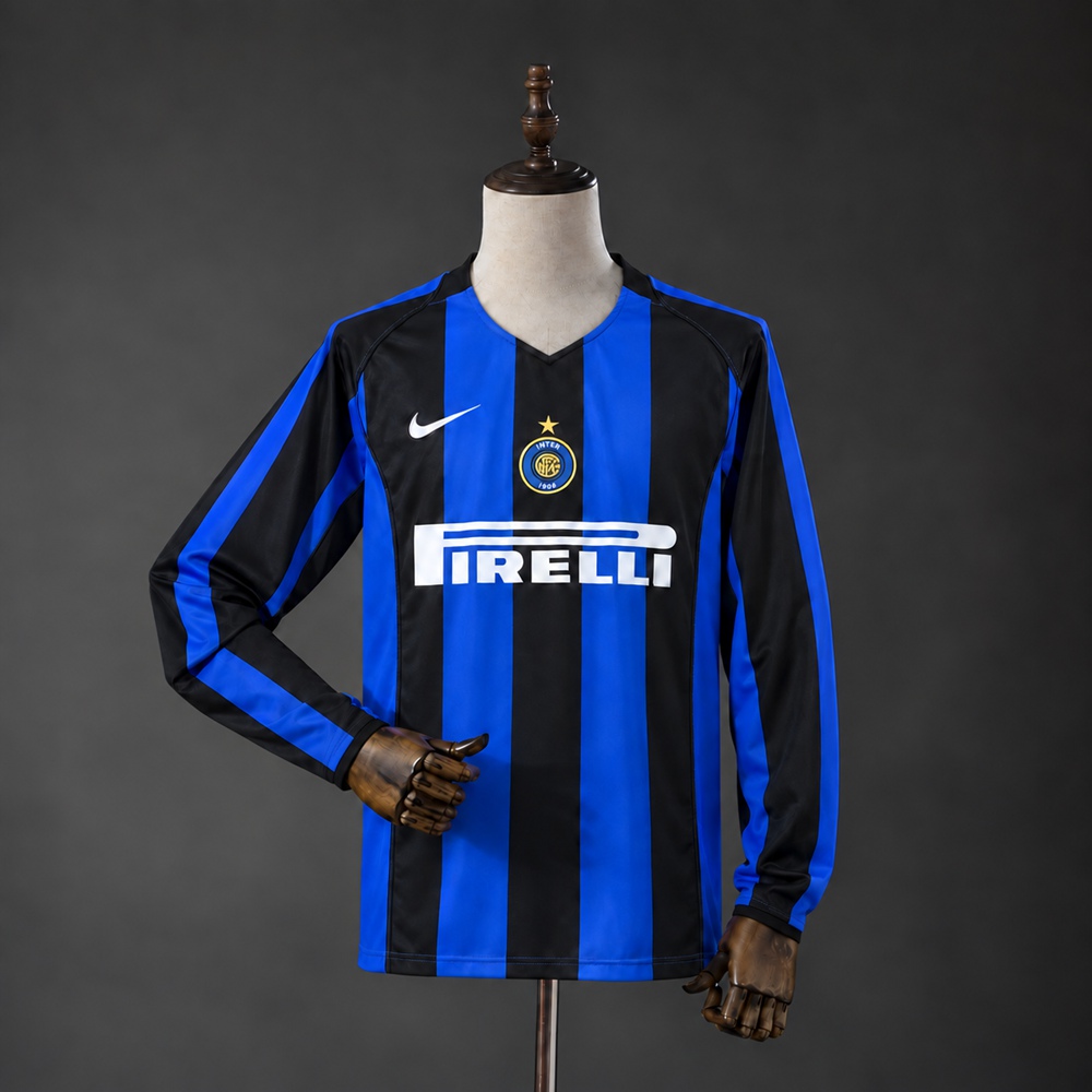 Inter Milan 04/05 langermet retro hjemmedrakt med svarte og blå striper og sentrert klubbmerke