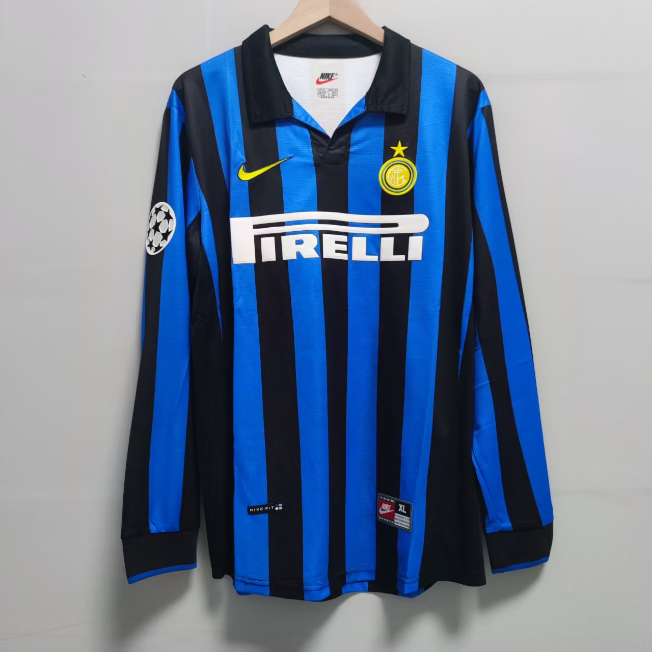 Inter Milan 1998/99 retro hjemmedrakt med lange ermer og svarte og blå striper