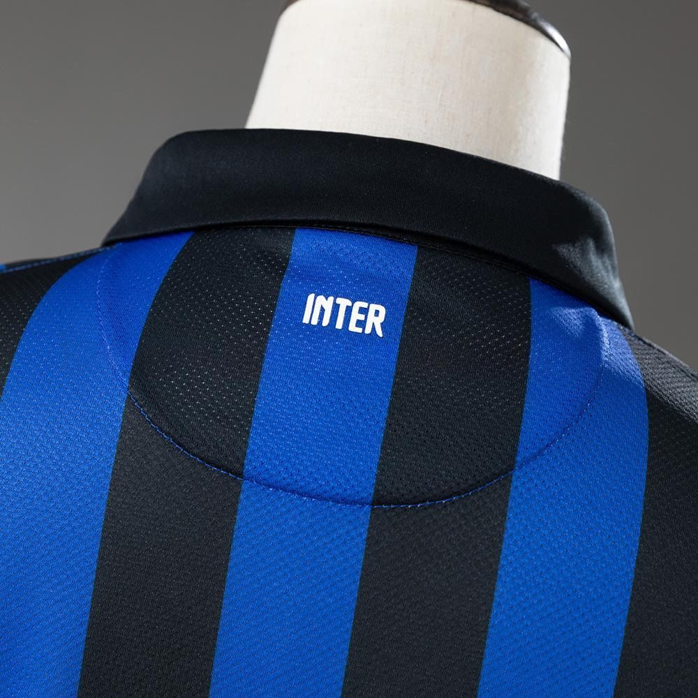 INTER-detalj bak i nakken på Inter Milan 2011/12 hjemmedrakt retro