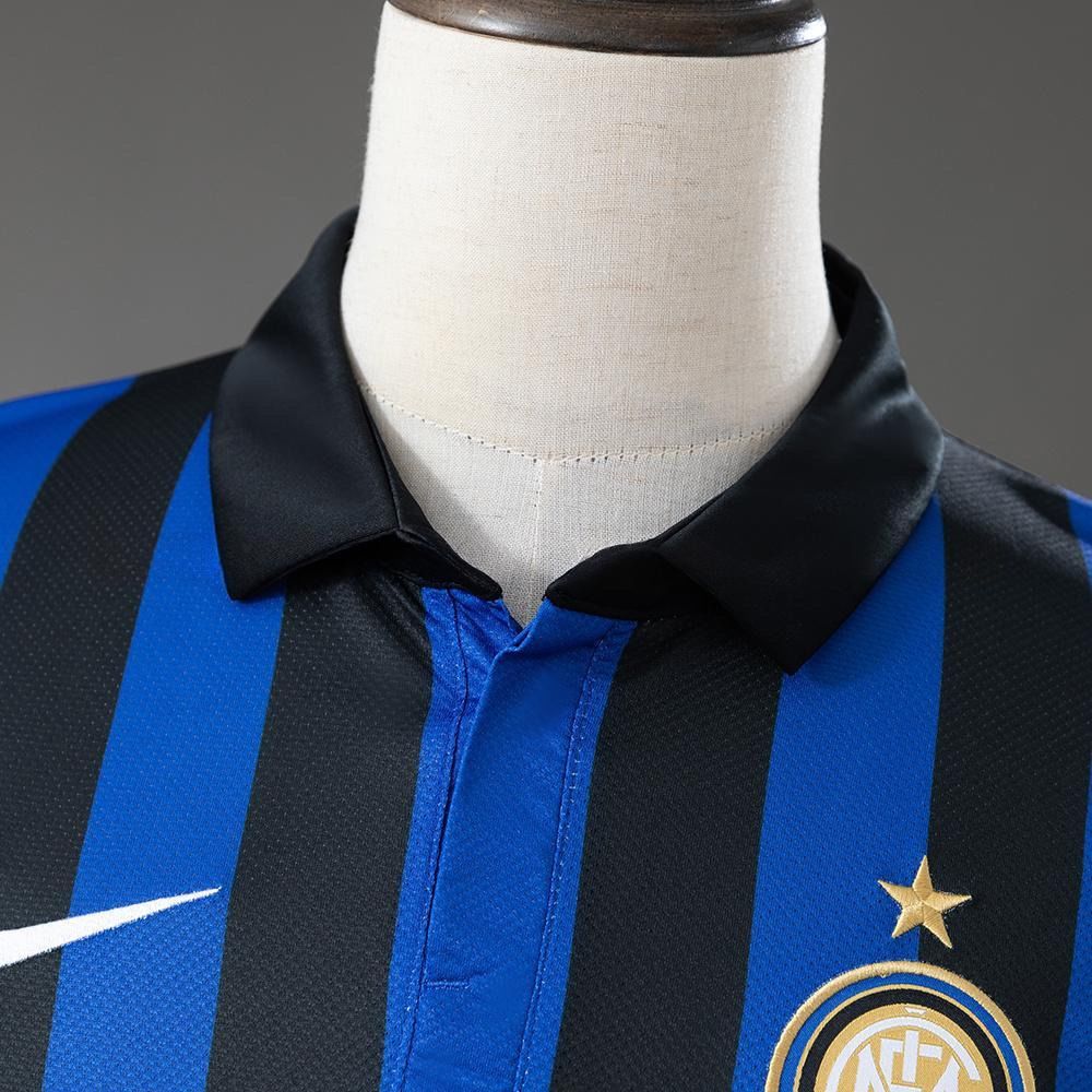 Svart polokrage og klubbmerke med gullstjerne på Inter Milan 2011/12 retrodrakt