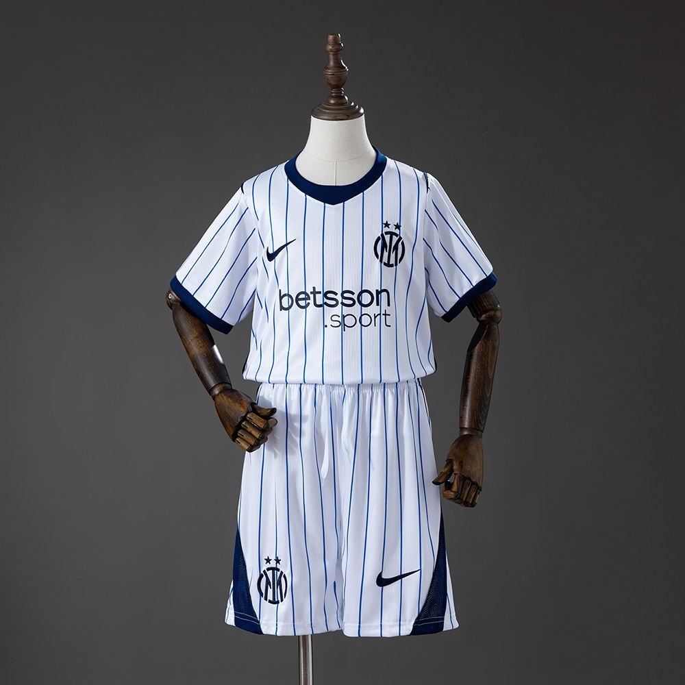 Inter Milan 2026/27 hvit bortedrakt for barn med blå nålestriper og shorts sett forfra