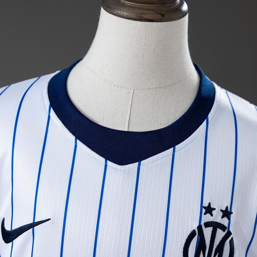 Mørkeblå hals og IM-monogram med to stjerner på Inter Milan 2026/27 bortedrakt for barn