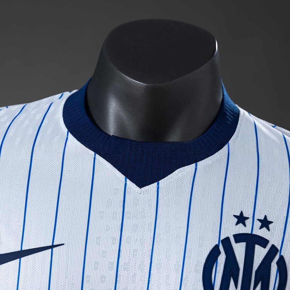 Mørkeblå krage og IM-emblem med to stjerner på Inter Milan 2026/27 bortedrakt