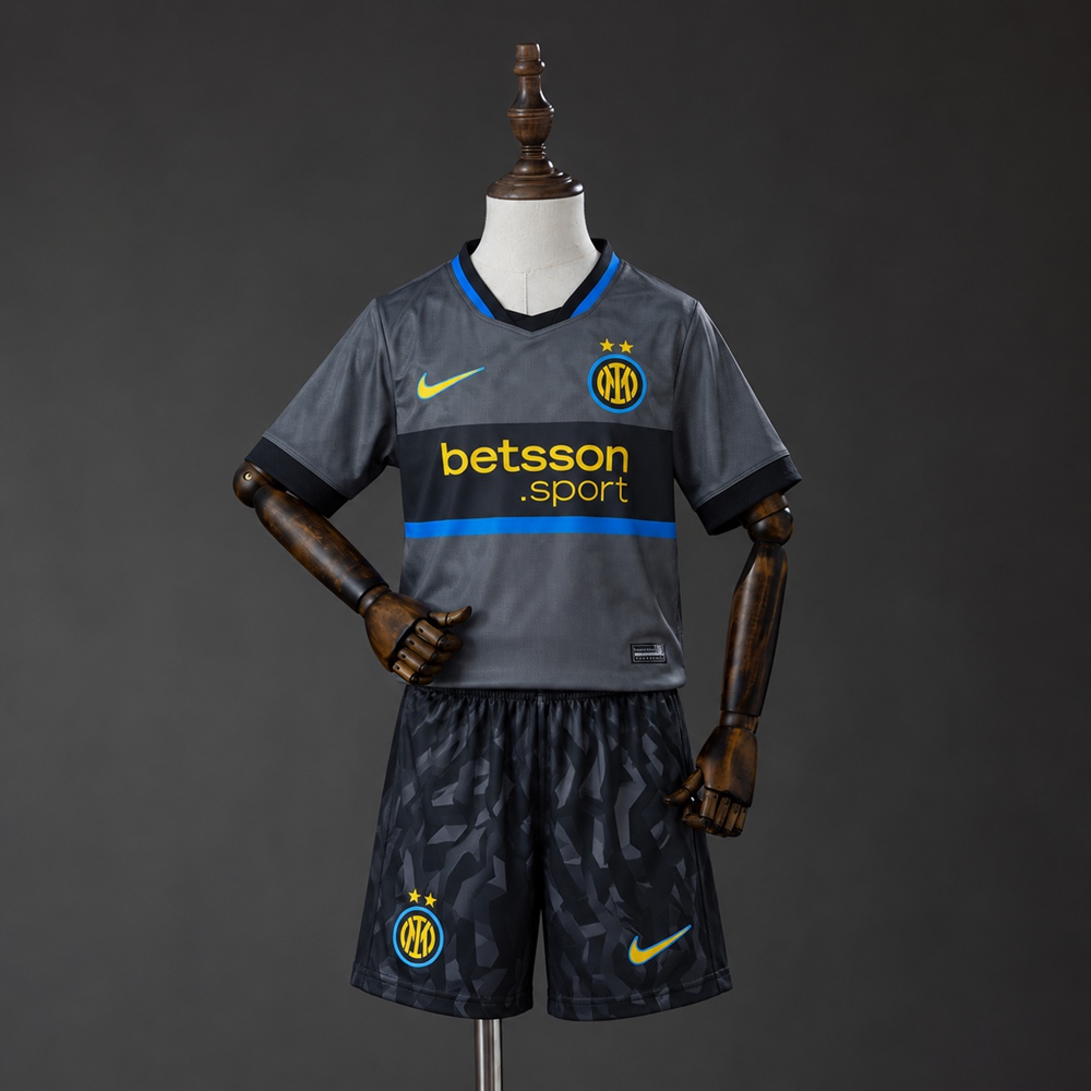 Inter Milan 2026/27 grå tredjedrakt for barn med trøye og mørk mønstret shorts