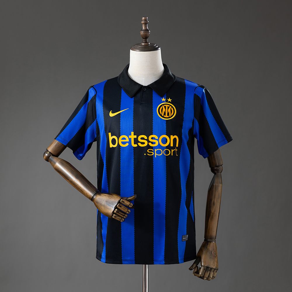 Inter Milan 26/27 hjemmedrakt herre med svarte og blå striper og gyllengule detaljer