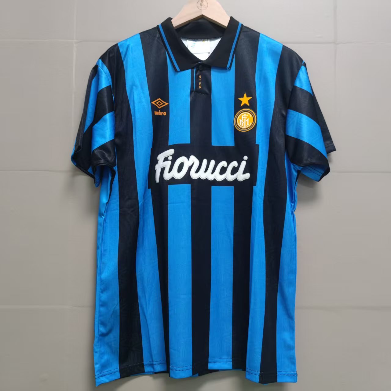 Inter Milan 1993/94 retro hjemmedrakt med svarte og blå striper og klassisk polokrage