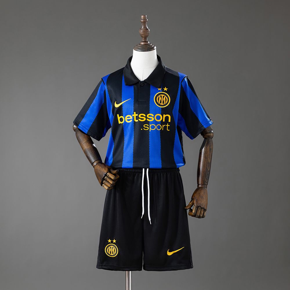 Inter Milan hjemmedrakt barn 26/27 med svart og blå fotballdrakt og svarte shorts