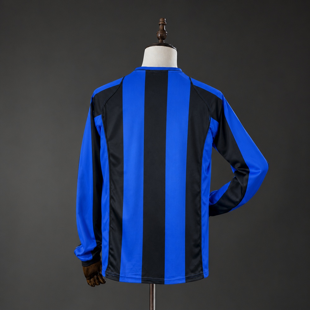 Inter Milan 2004/05 retrodrakt med lange ermer sett bakfra uten navn og nummer